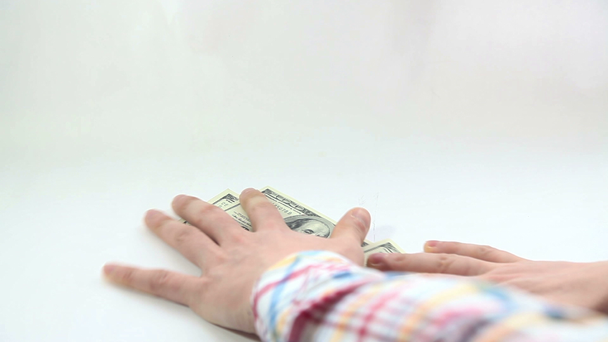Homem a tirar uma pilha de dólares americanos
 - Filmagem, Vídeo