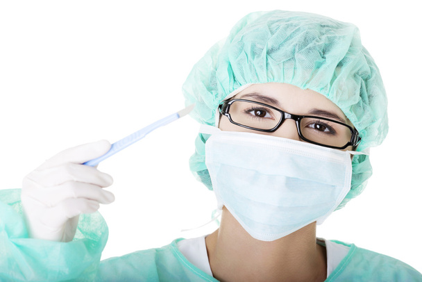 Woman doctor or nurse holding scalpel - 写真・画像