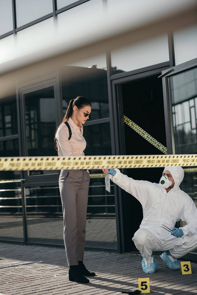  Женщина-детектив забирает у криминалиста новые ключевые доказательства
 - Фото, изображение