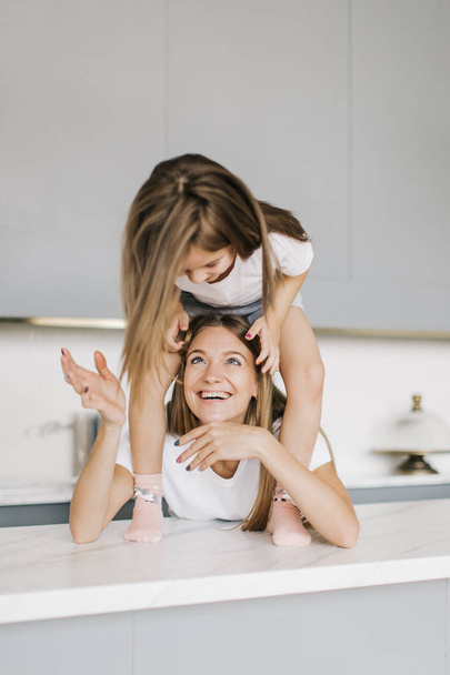 Mom and daughter have fun and laugh - Фото, зображення