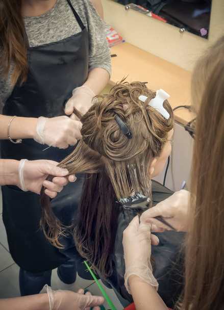 Колективна робота з фарбування волосся в салоні краси
. - Фото, зображення