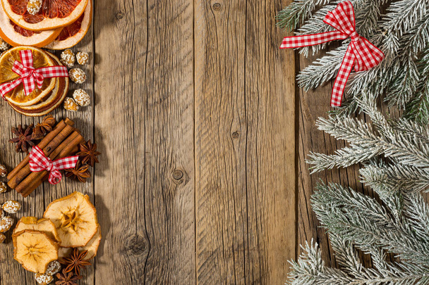 Composition de Noël.Branches de pamplemousse séchées et orange sur une vieille table en bois. Vue du dessus
. - Photo, image