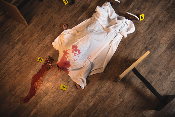 το Top view νεκρό σώμα καλυμμένο με λευκό σεντόνι στην σκηνή του εγκλήματος - Φωτογραφία, εικόνα