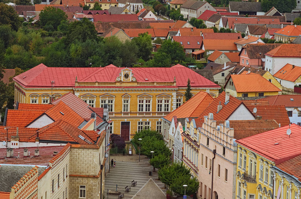 Régi színes épületek piros cserép tető. Festői kilátás a középkori Slavonice város Csehországban. Slavonice, Csehország. - Fotó, kép