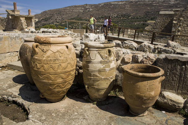 Ogromny starożytnych glinianych waz i kamfory. Stare naczynia, kamfory i dzbany. Przechowywanie wina i żywności. Pałac w Knossos, Grecja. - Zdjęcie, obraz