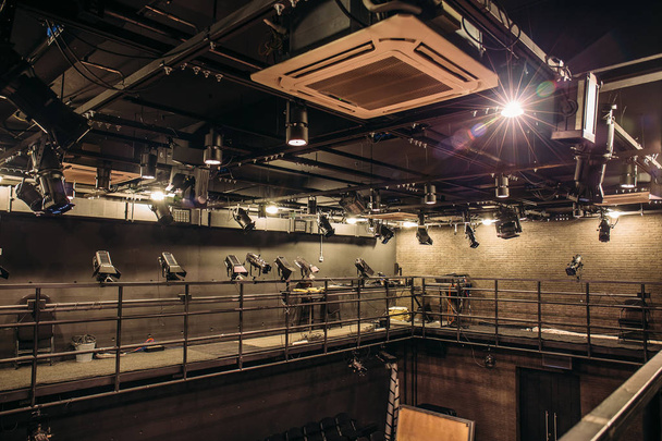 Σύγχρονη σκηνή Θέατρο προβολείς και τον εξοπλισμό φωτισμού προβολέα  - Φωτογραφία, εικόνα
