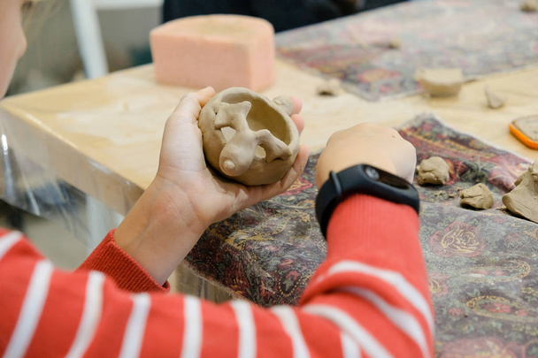 Dítě formuje produkt z hlíny v lekci modelování. - Fotografie, Obrázek