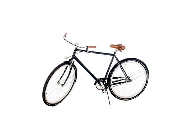 Ahşap koltuk üzerinde beyaz izole siyah Bisiklet - Fotoğraf, Görsel
