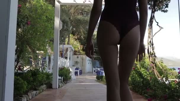 Mooi slank meisje in lingerie wandelen in de tuin - Video