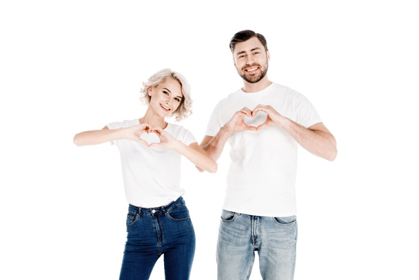 Υπέροχο ζευγάρι που δείχνει το σχήμα καρδιάς χειρονομία με αγάπη τα δάχτυλα που απομονώνονται σε λευκό - Φωτογραφία, εικόνα
