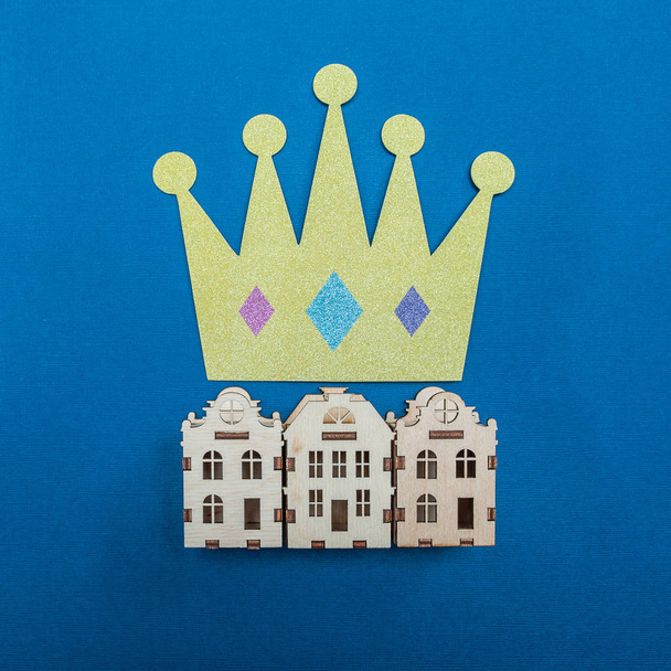 Логотип королевства Дома и корона над ними, символ королевства. Вид сверху, плоский лежал
 - Фото, изображение