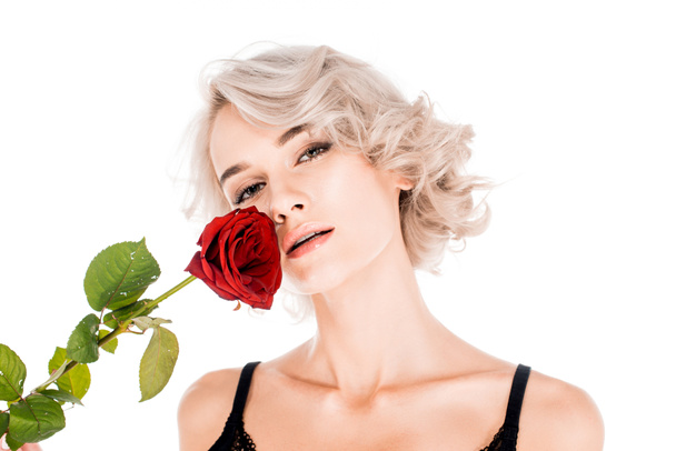 erstaunliche blonde Frau hält schöne rote Rose isoliert auf weiß - Foto, Bild