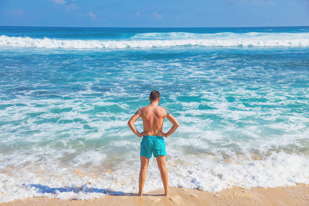 Man enjoying on a tropical ocean beach. - Foto, afbeelding