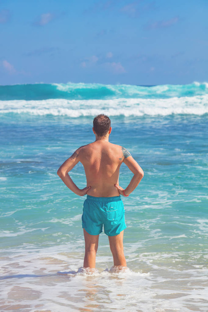 Man enjoying on a tropical ocean beach. - Fotoğraf, Görsel