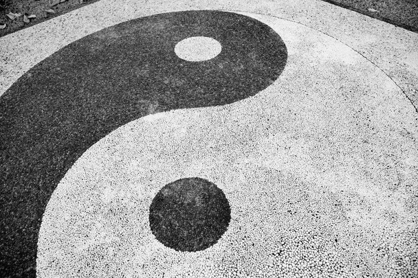 Yin és Yang, szimbólum jellegű pozitív-negatív mérleg. Stone mozaikok. - Fotó, kép