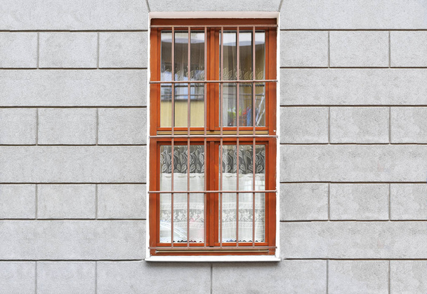 Une fenêtre avec un treillis d'un ancien bâtiment. Vieux Cracovie, Pologne, 2017
. - Photo, image