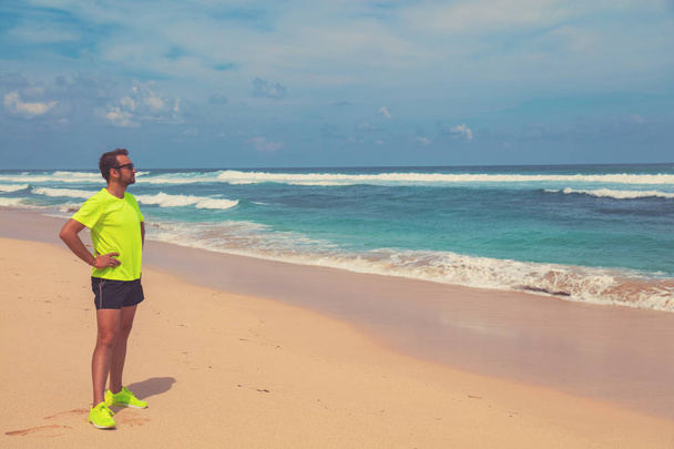 Упражнения на тропическом песчаном пляже возле моря / океана
. - Фото, изображение