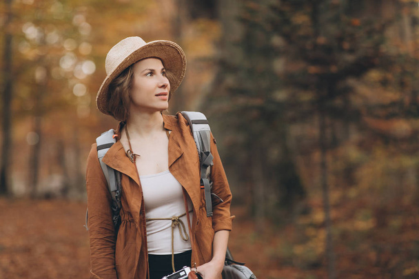 Portrait woman traveler with backpack looking at amazing forest, travel concept - Fotoğraf, Görsel
