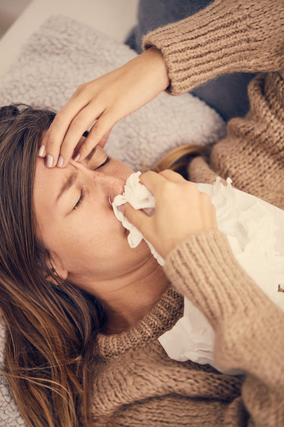 Kranke Frau mit saisonalen Infekten, Grippe, Allergie im Bett liegend. - Foto, Bild