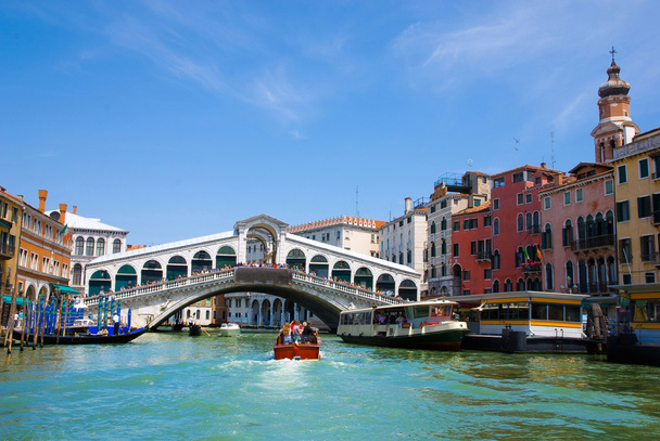 Grand canal de Venise avec gondoles et pont du Rialto, Italie
 - Photo, image