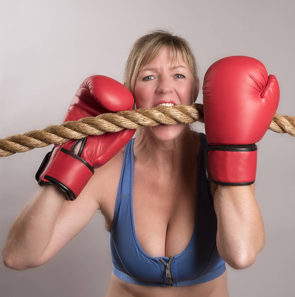 Портрет ликующей женщины-боксера в красных боксерских перчатках
 - Фото, изображение