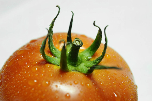 Vista recortada de gotas de agua en el tomate
 - Foto, imagen