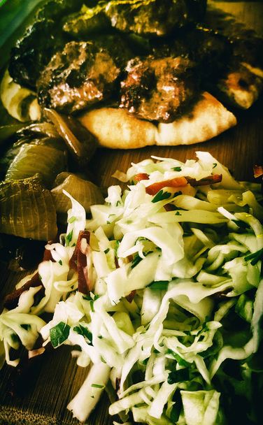 Sävytetty näkymä leipää lihaa ja vihanneksia salaattia aluksella
 - Valokuva, kuva