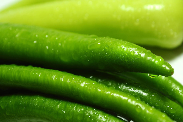 Viljelty näkymä vesipisaroita vihreä paprika
 - Valokuva, kuva
