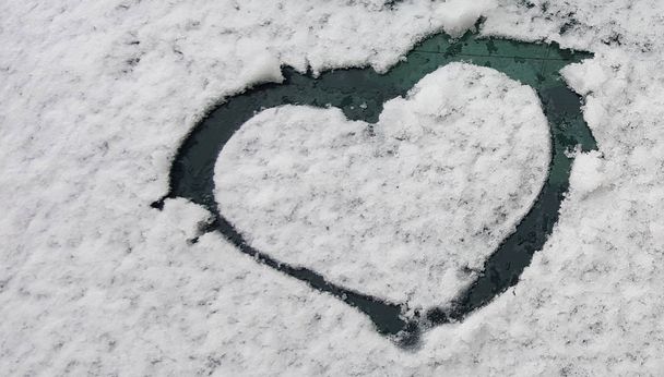 Sklo se sněhu a srdce symbolem - Fotografie, Obrázek