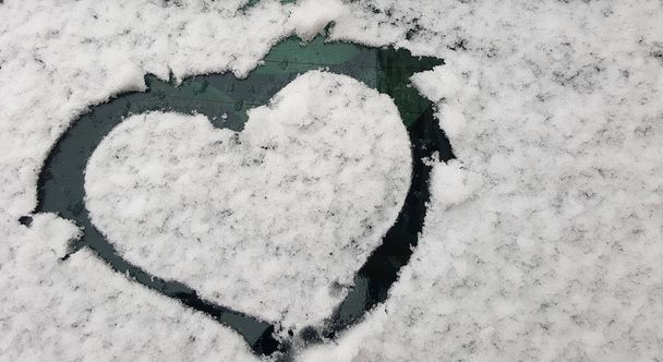 Стекло со снегом и символом сердца
 - Фото, изображение