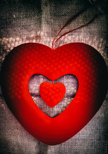 Ημέρα του Αγίου Βαλεντίνου κάρτα με κόκκινο χαρτί καρδιά στην κλωστοϋφαντουργία. - Φωτογραφία, εικόνα