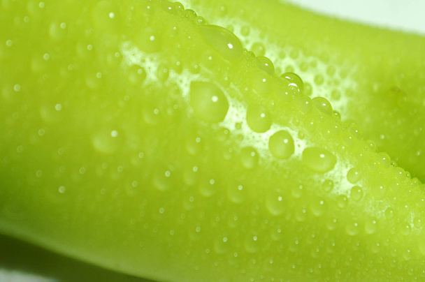 Su damlaları kırpılmış görünümü üzerinde yeşil biber - Fotoğraf, Görsel