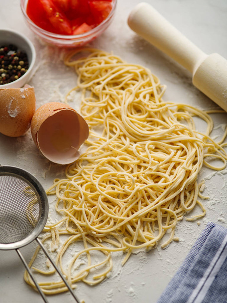 Nouilles aux œufs séchées. Spaghettis frais crus
. - Photo, image