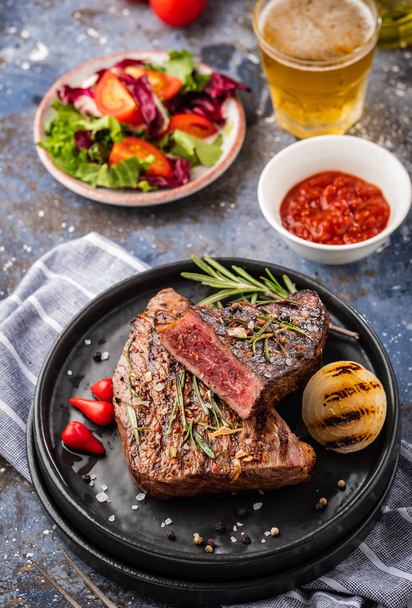 Steak Beef. Rindersteak medium mit rotem Pfeffer, aromatischen Kräutern und gebratenen Zwiebeln. - Foto, Bild