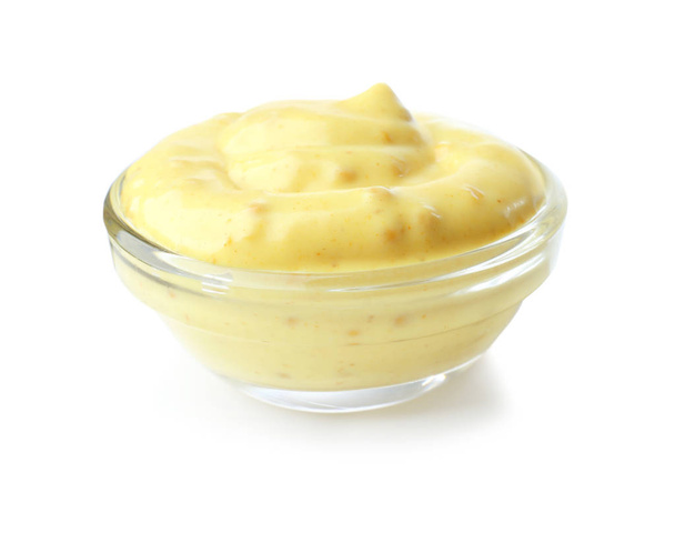 Sabrosa salsa amarilla en tazón de cristal sobre fondo blanco
 - Foto, Imagen