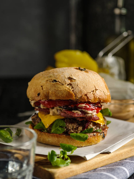 Hamburger juteux maison avec bœuf, bacon, fromage et poivre bulgare. Restauration de rue, restauration rapide
. - Photo, image