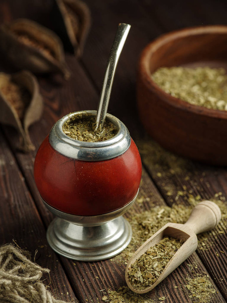 Stuurman yerba thee in kalebas op houten tafel. Traditionele Argentijnse drank. - Foto, afbeelding