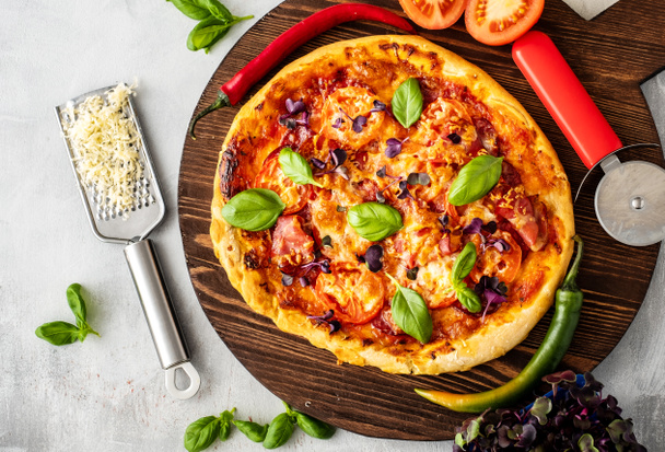 Świeża pizza włoski z boczkiem, pomidorami i bazylią - Zdjęcie, obraz