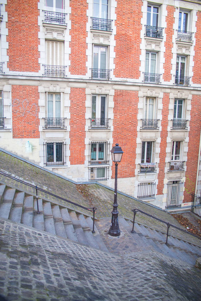     Typische trap in Montmartre, Parijs in de winter  - Foto, afbeelding