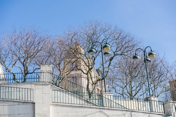     Paris, parc de Belleville, immeuble avec lampadaires
  - Photo, image