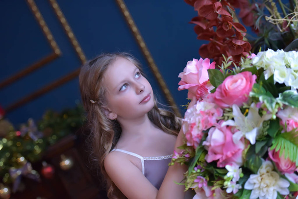 young blonde with curls and pink roses - Foto, Bild