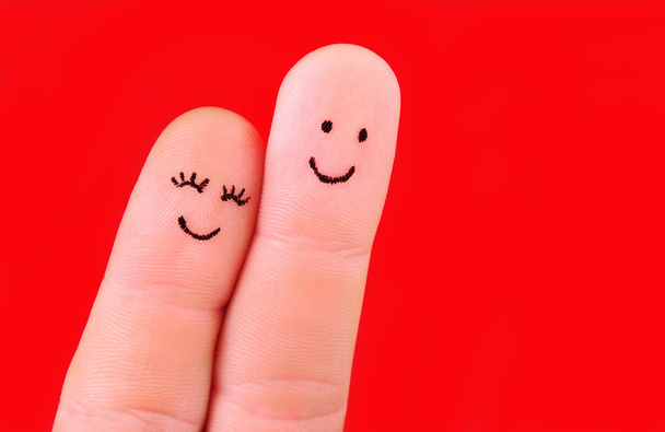 concepto de pareja feliz - un hombre y una mujer abrazo, pintado en los dedos
 - Foto, imagen