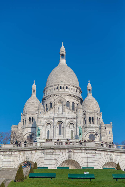     Paris, basílica Sacre-Coeur, monumento turístico em luz de inverno
  - Foto, Imagem