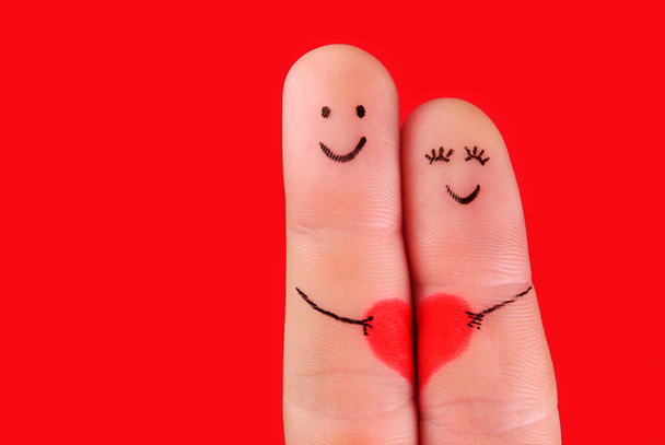 concepto de pareja feliz - un hombre y una mujer abrazo, pintado en los dedos
 - Foto, imagen