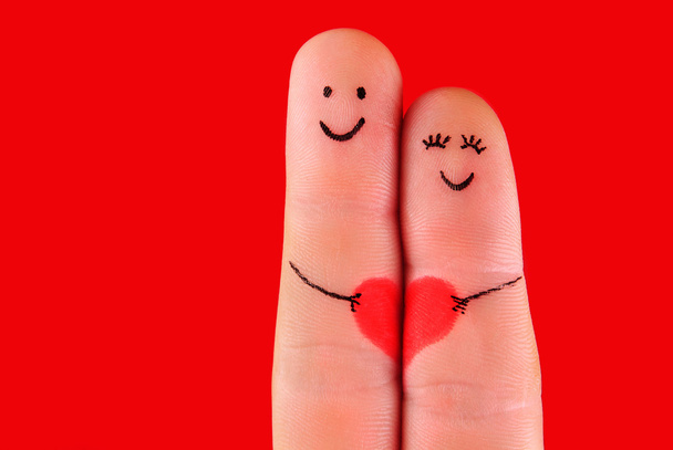 boldog pár koncepció - egy férfi és egy nő ölelés, festett ujjak - Fotó, kép