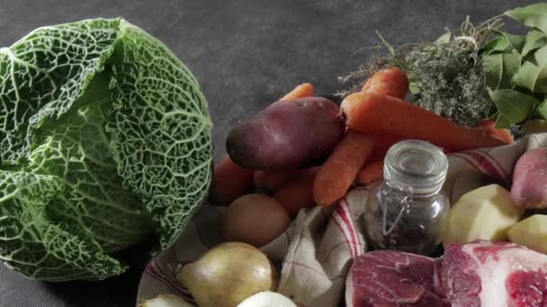 carne y hortalizas para la preparación de la olla au feu
 - Imágenes, Vídeo