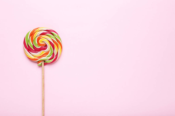 Colorful lollipop on pink background - Foto, Imagem