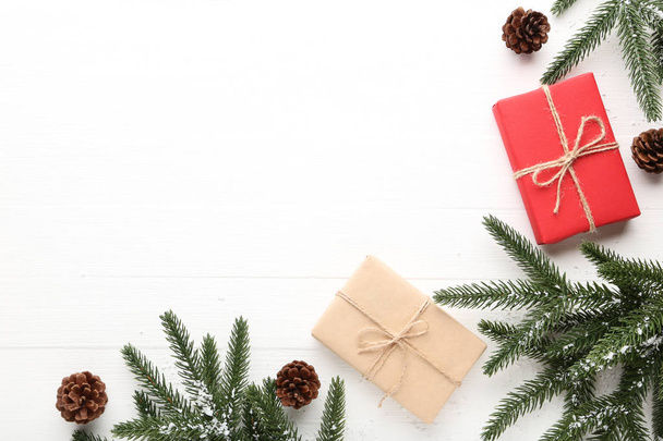 Spar kerstboom takken met geschenkdozen op witte achtergrond - Foto, afbeelding