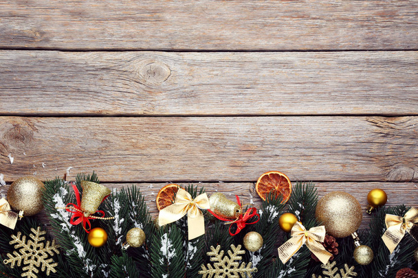 Різдвяні ялинкові гілки з вафлями та сніжинками на дерев'яному столі
 - Фото, зображення