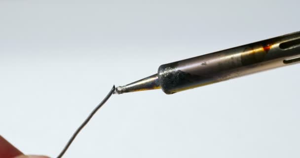 Colocação de fio de solda de fusão na ponta de ferro de solda. Close-up de ferro de solda quente com fumaça
 - Filmagem, Vídeo